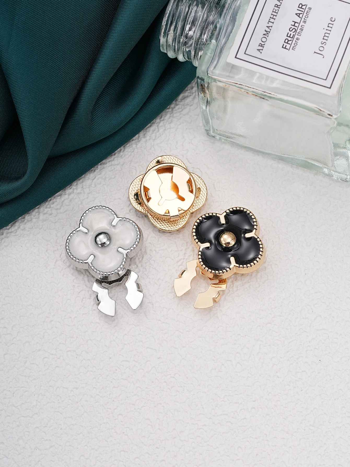 1/2/5pcsLuxury Four-leaf Clover Metal Clip for Women's Clothing Compatible with Shirts Dresses Knitted Open Cardigans And More