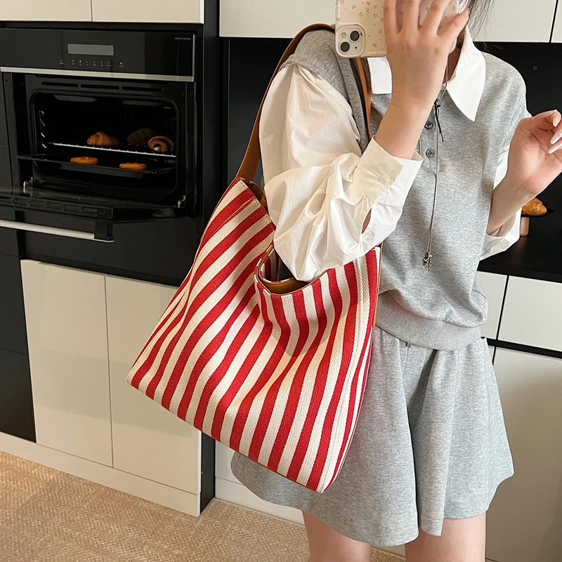 

2025 Trendy Striped Shoulder Bag for Women Lightweight Canvas Tote Handbag Casual Summer Beach Bag for School Girls Shopping