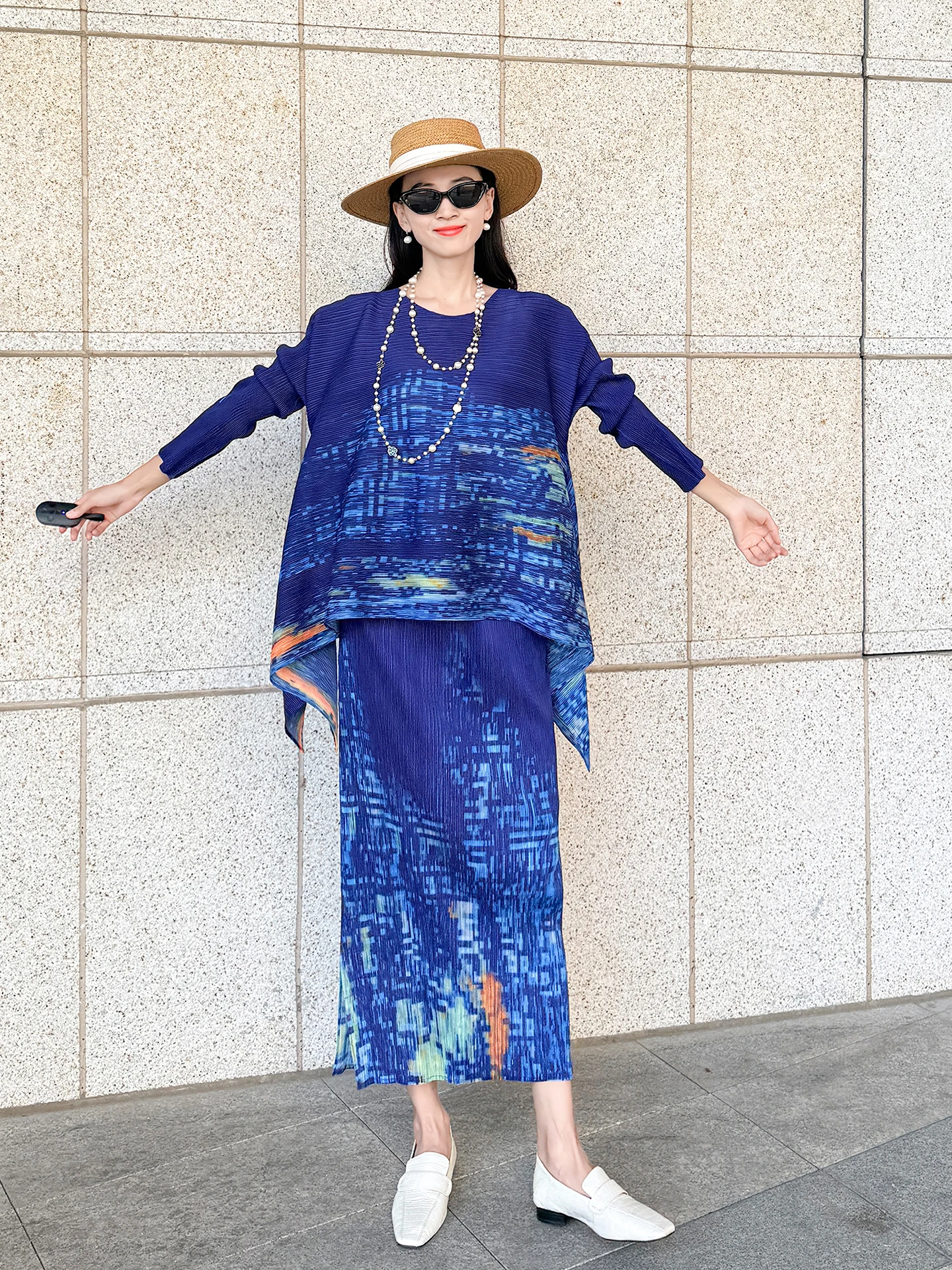 

Свободный женский комплект большого размера с футболкой нестандартной формы с принтом и прямой плиссированной юбкой — осенняя новая женская одежда 2023 года