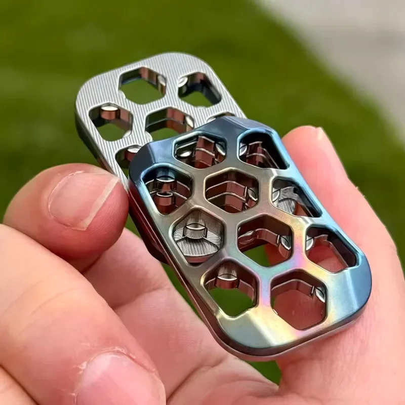 

Новинка 2025 года, полая жаба Realm EDC, титановый сплав, магнитный полый механический металлический неограниченный стол для нажатия и декомпрессии кончиков пальцев