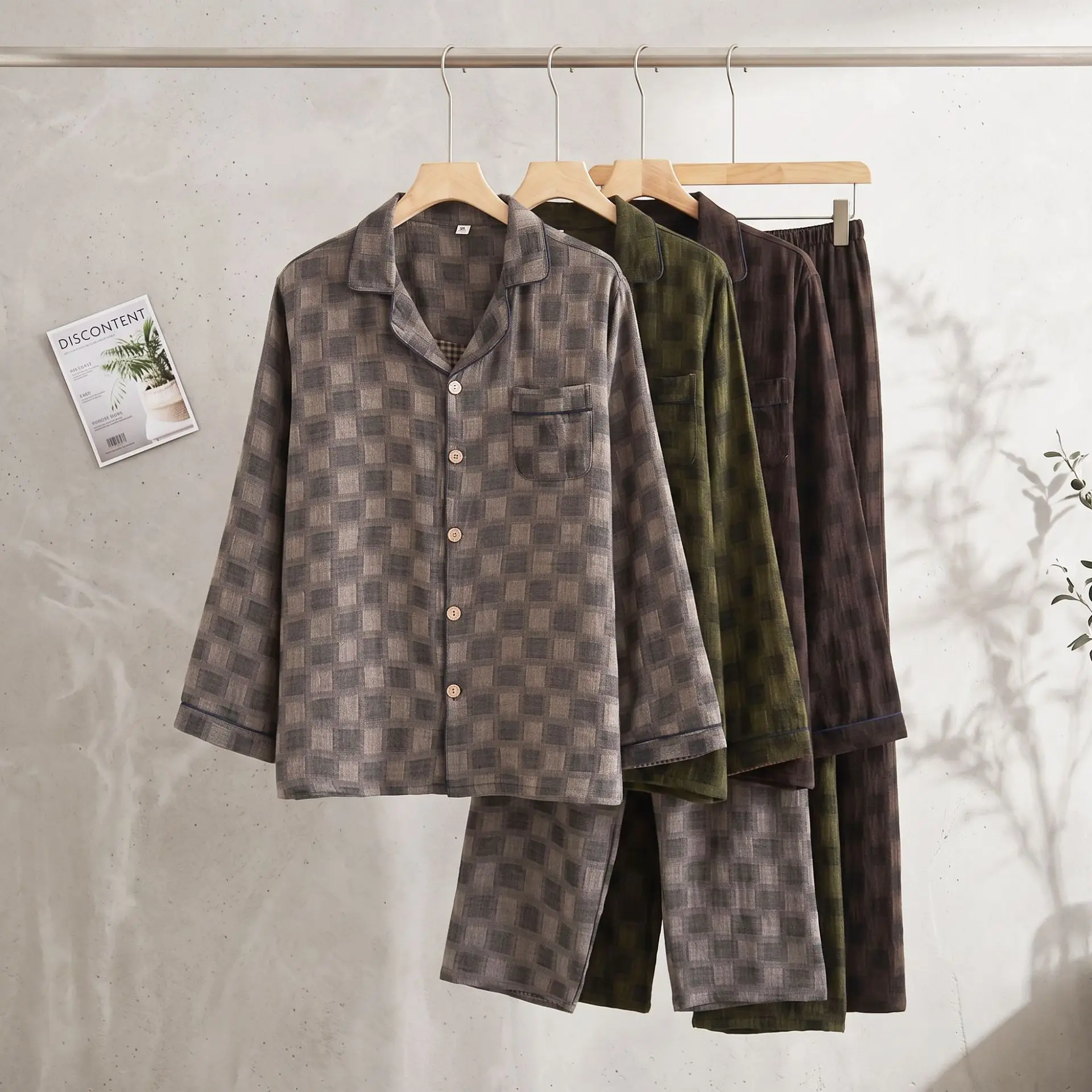 Conjunto de pijama de algodón tejido de doble capa con estampado de cuadros, estilo vintage, para hombre, ideal para primavera y otoño. Incluye camisa de manga larga y pantalones largos, un conjunto de dos piezas para estar cómodo en casa.