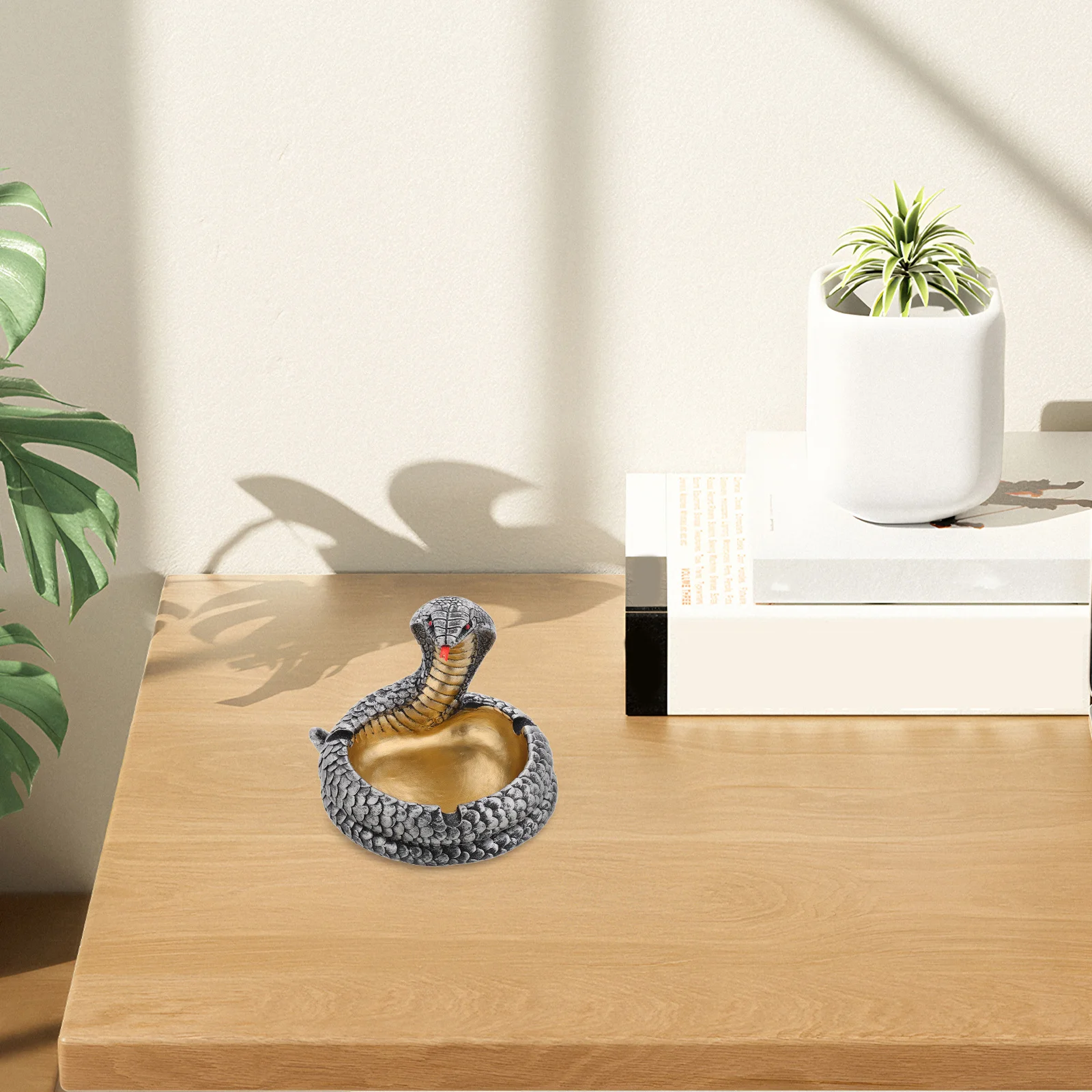 

1pcs Realistic Cobra Resin Ashtray For Outdoor Patio Decor Halloween Shaped Novelty Tray Decoration