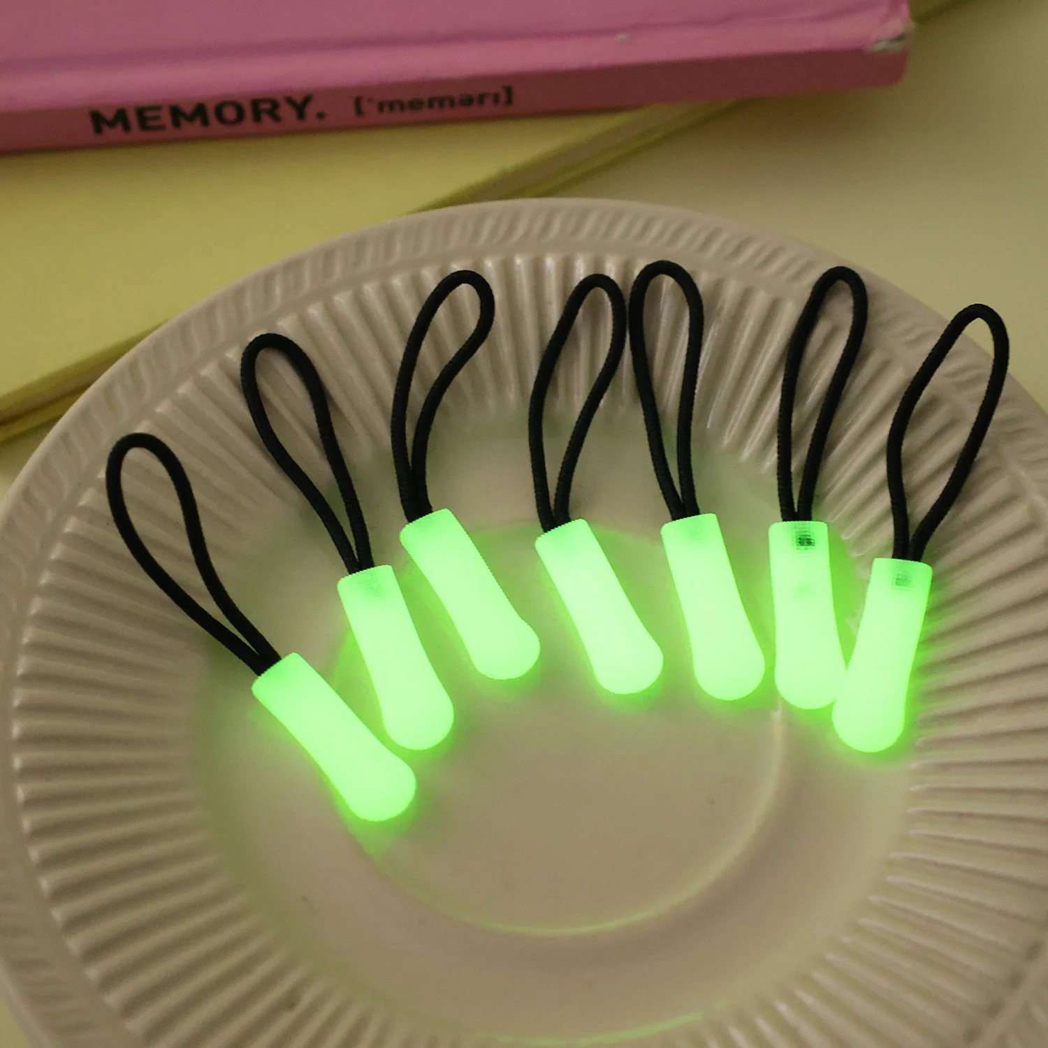 30-3pcs Luminous Zipper Pull Rope Glow in The Dark Zipper Head Anti-lost Backpack Clothes Jackets Slider DIY Repair Sewing Tool