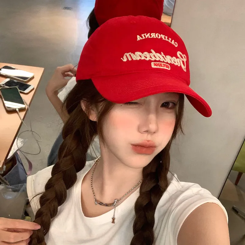 Red Baseball Cap for Women, Summer Korean Style, Versatile Wide Brim, Face-Slimming American Retro Sun Protection Duckbill Hat [Wide Brim, Face-Slimming Effect] Adjustable (54-59cm)
