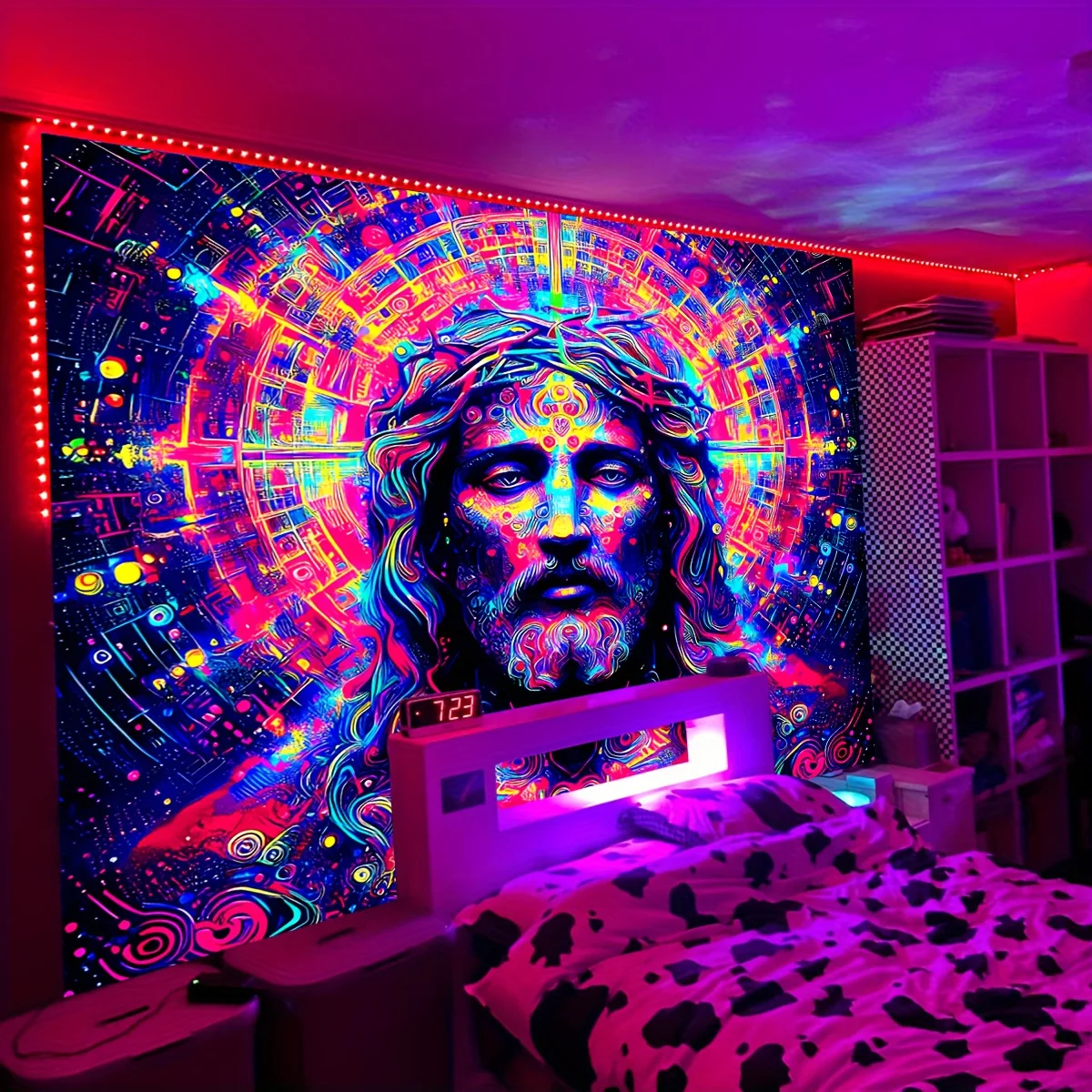 VIKAMA Prismatic Energy Jesus Wandteppich, Cyberpunk-inspirierte religiöse Kunst, Hintergrund für Schlafsaal und Gaming-Raum, Wandbehang, Heimdekoration