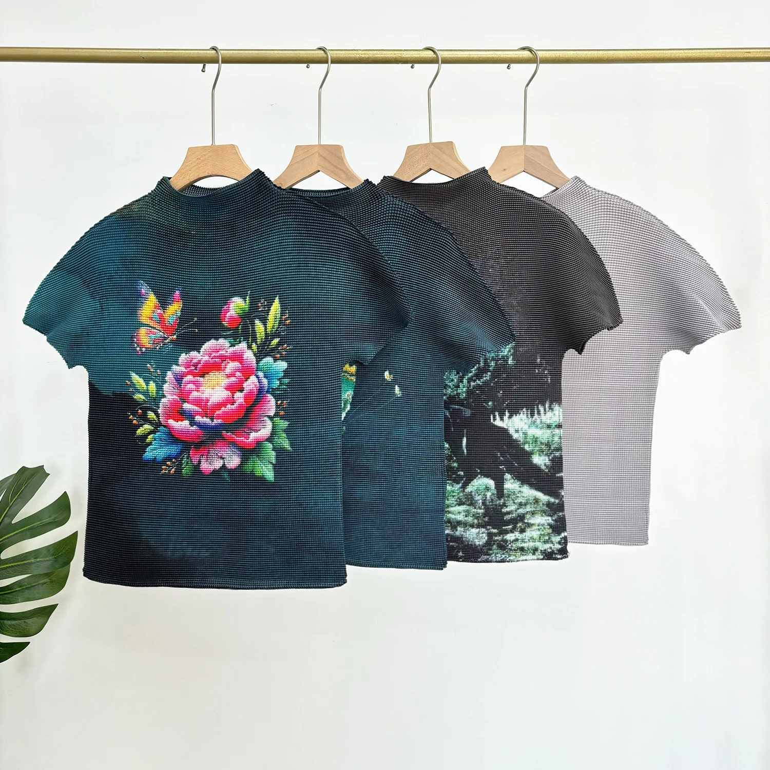 Pleated T-shirt, summer thin style, versatile and easy to care, printed pleated top for women.