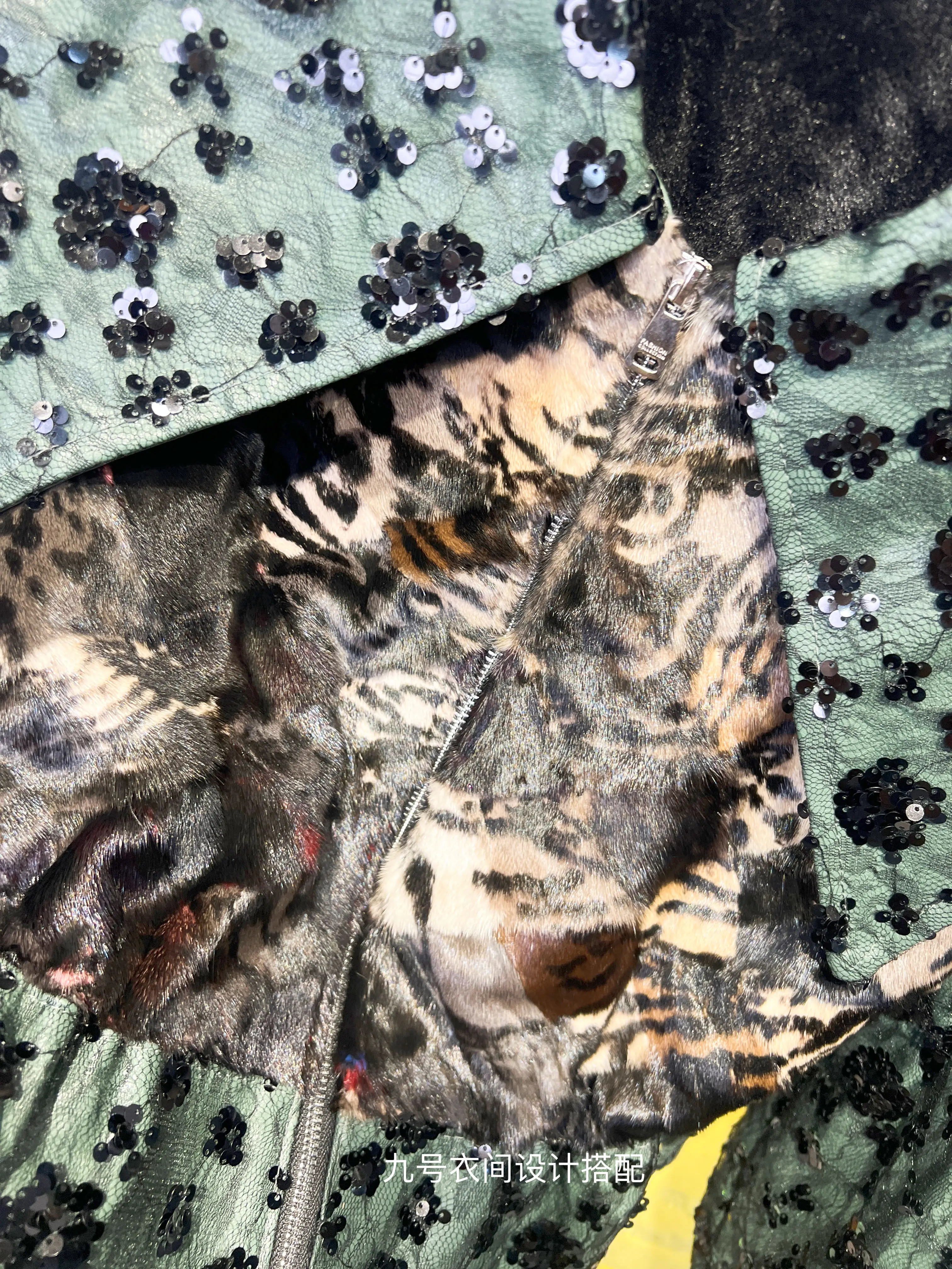 2025 invierno nueva moda chaquetas de cuero PU mujeres lentejuelas estampado de leopardo empalme piel sintética moda cálida manga larga abrigos de piel sintética