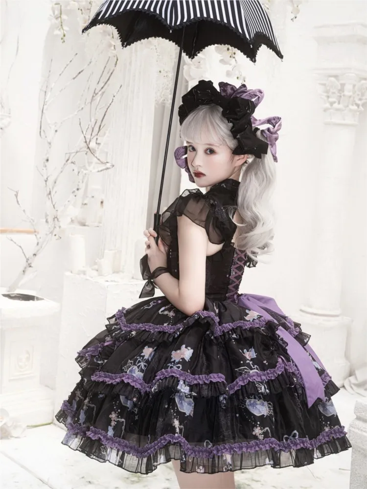 

A cute dress with three-section large skirt and printed patterns featuring glass heart design