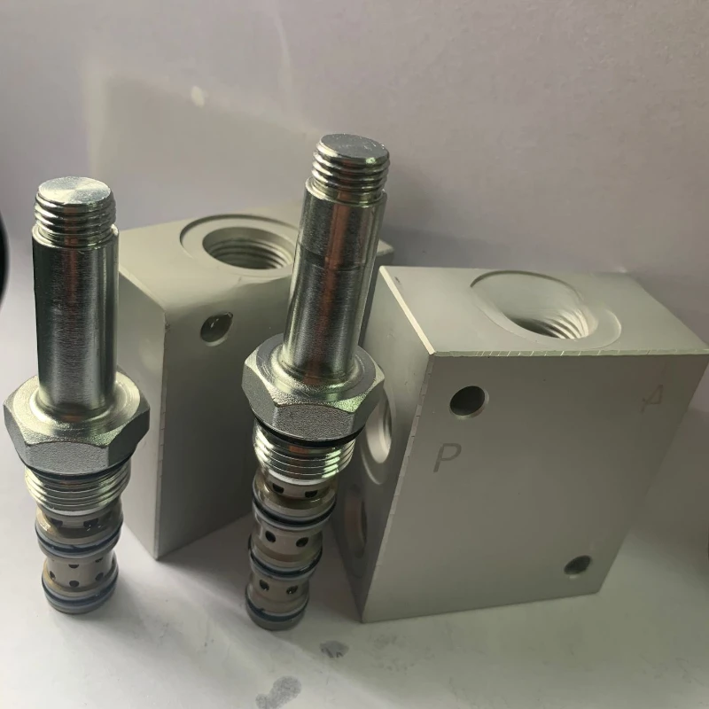 Valvola a tappo filettato a quattro vie a due posizioni SV08-241 Valvola idraulica direzionale elettromagnetica