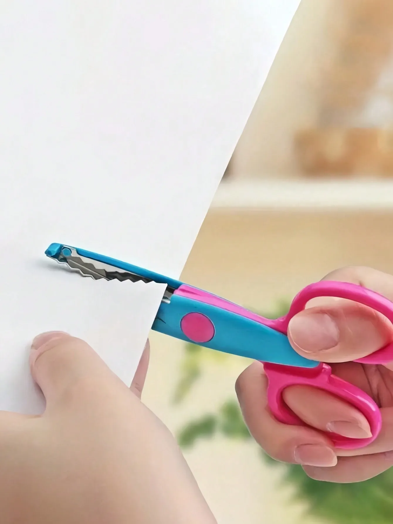 Ergonomic handle - suitable for Paper Cuttings in color projects, children's safety scissors, very suitable for handicrafts