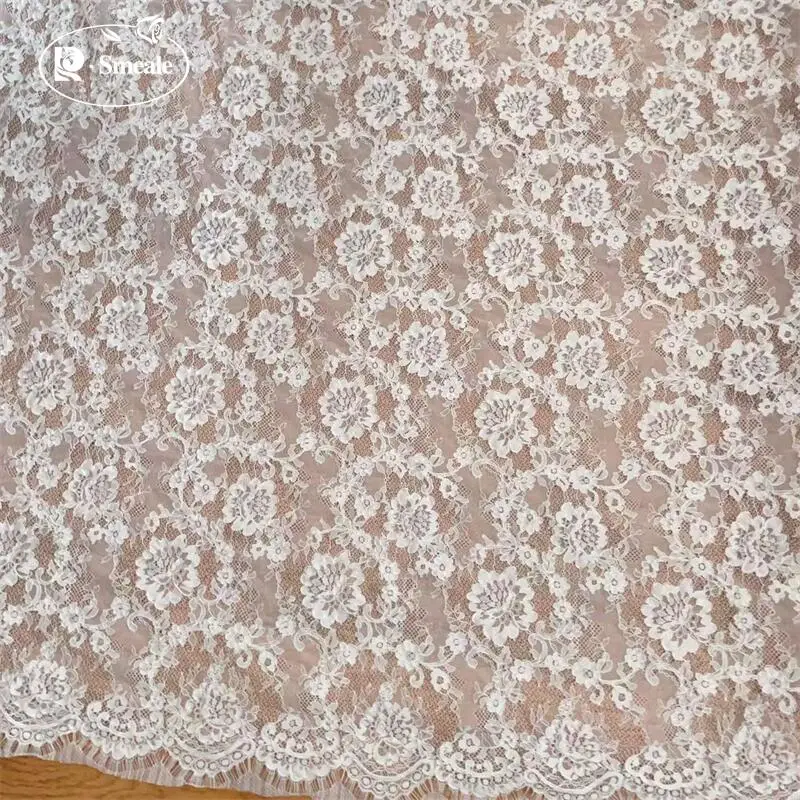 3MX1,5M Hochzeitskleid-Stoff mit weißen geometrischen Blumen. Hochwertiger Spitzenstoff mit Wimpernrand. – Detail 5