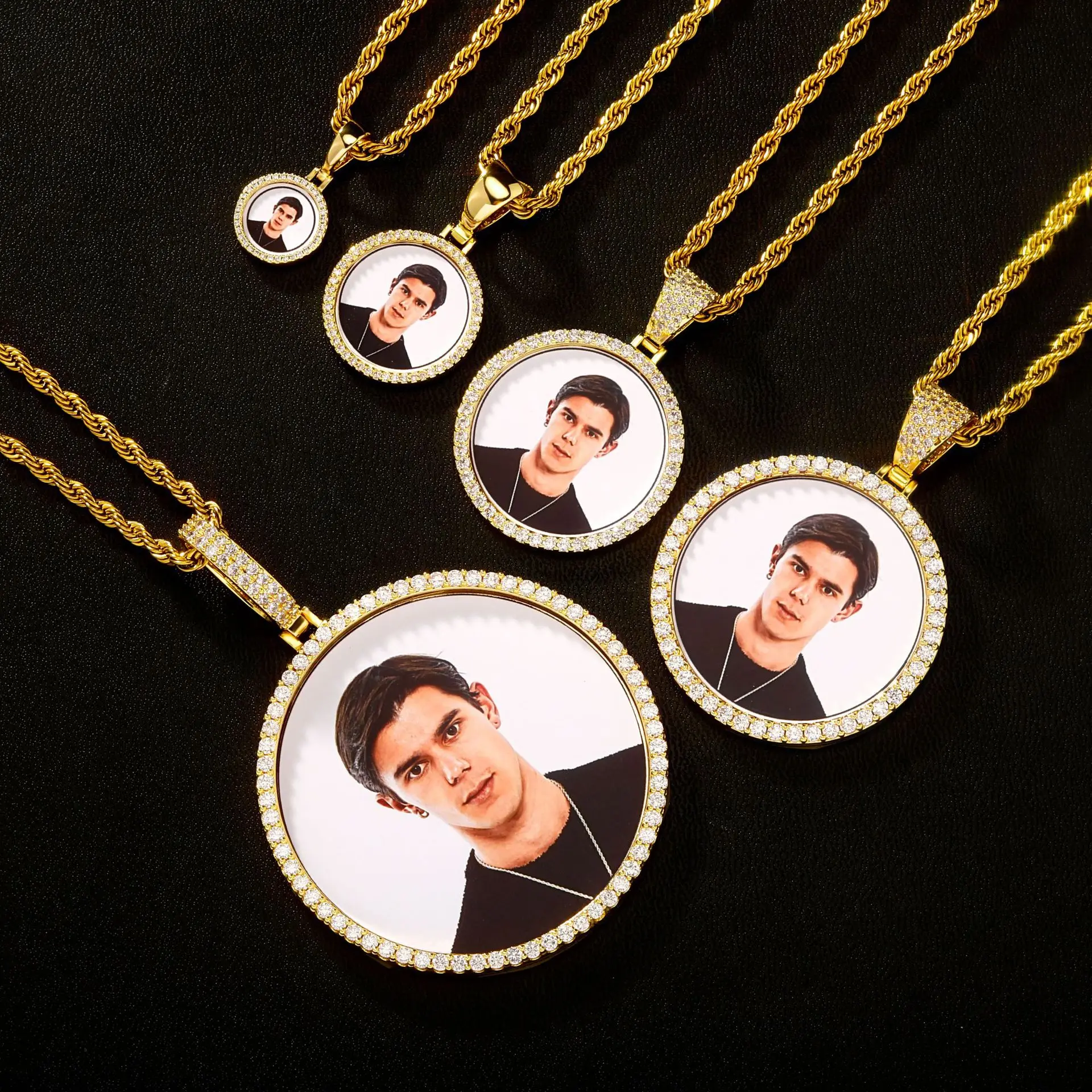 

Punk Personalized Photo Necklace for Man Woman Big Circle Chain Picture Custom Luxury Rhinestone Pendant Necklace Couples Gift