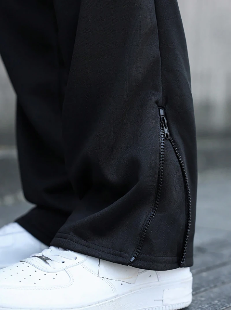 Pantaloni sportivi da uomo in tinta unita con design in due pezzi finto nero stile sportivo da strada alla moda autunno e inverno