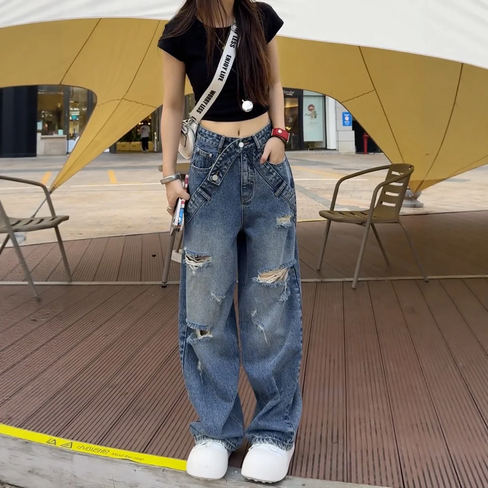 جينز أزرق ممزق للنساء تصميم غير متماثل بأزرار Y2k Punk Hip-Hop 2000s American Street كاجوال فضفاض مستقيم بنطال ذو قصة أرجل واسعة