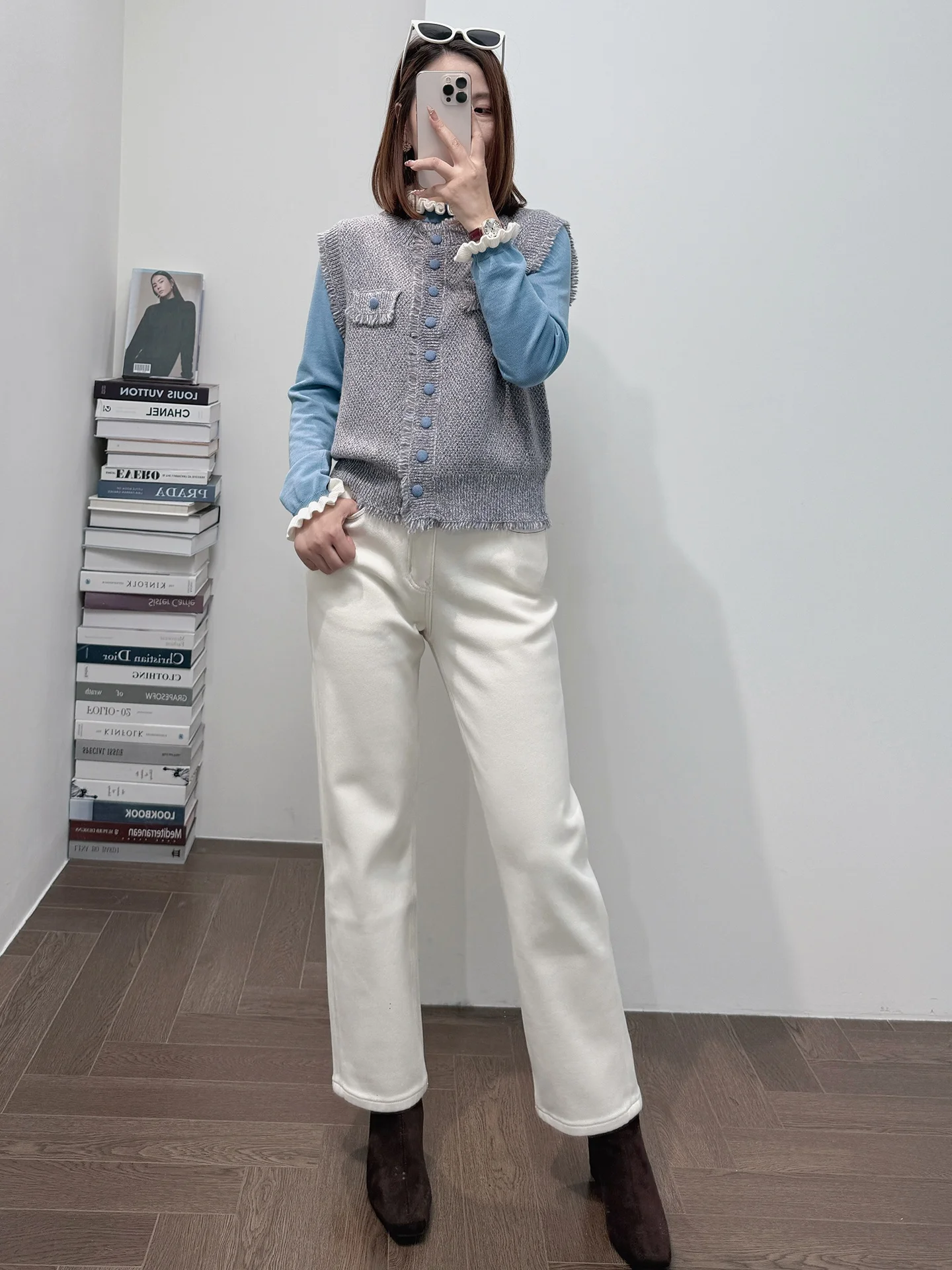 

Тяжелый шерстяной жилет с цветочным плетением 00. Выбор продавца для поездок на работу. Круглый Ne с застежкой на одной пуговице. Цвет моины.