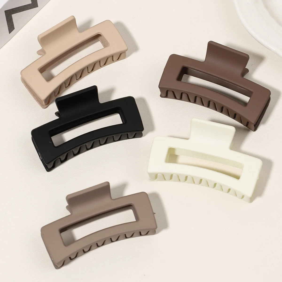 5 Pieces of Simple Matte, Textured, Slip-Resistant, vintage, Open-Work Design Hair Grips, Suitable for Women’s Daily Commutes.
