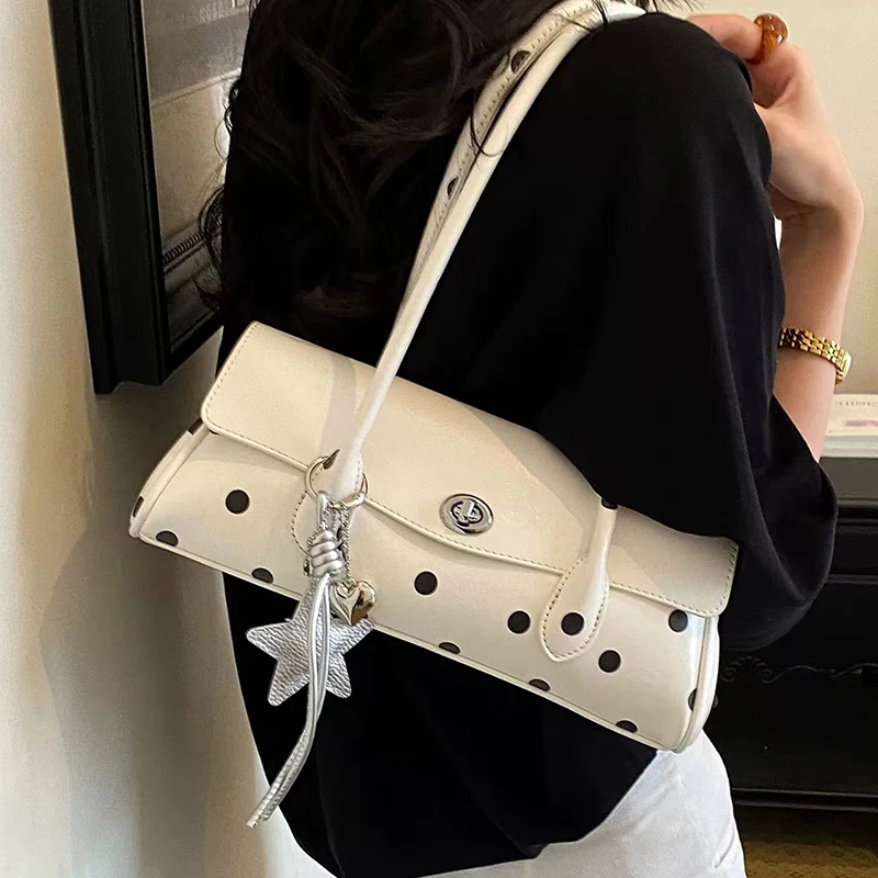 Gepunktete Hobo-Unterarmtasche, Koreanisch-Chic Damen-Handtasche mit Langem Trageriemen und Taschenanhänger, Alltagstasche für Arbeit und Pendeln – Detail 7