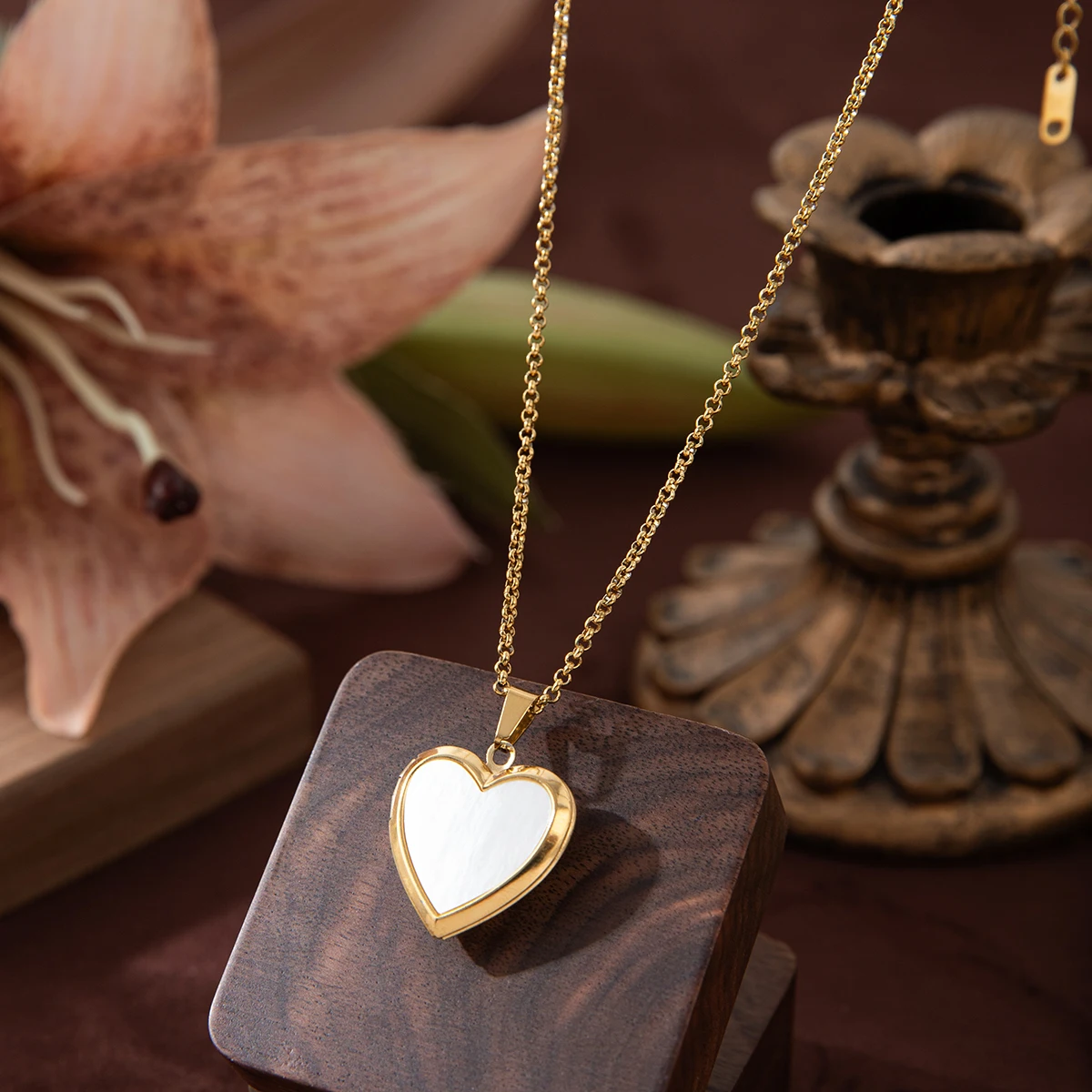 

Natural Shell Love Commemorative Picture Box Opening Pendant Necklace, Stainless Steel, Plated 18K Gold Color Preserving