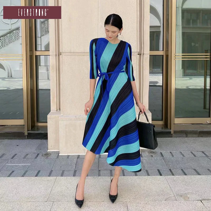 

ХИТ ПРОДАЖ: Платье Miyake с круглым вырезом, утягивающее, с рукавом три четверти, в технике тай-дай, с цветовыми блоками, синими полосками, асимметричное. В НАЛИЧИИ.