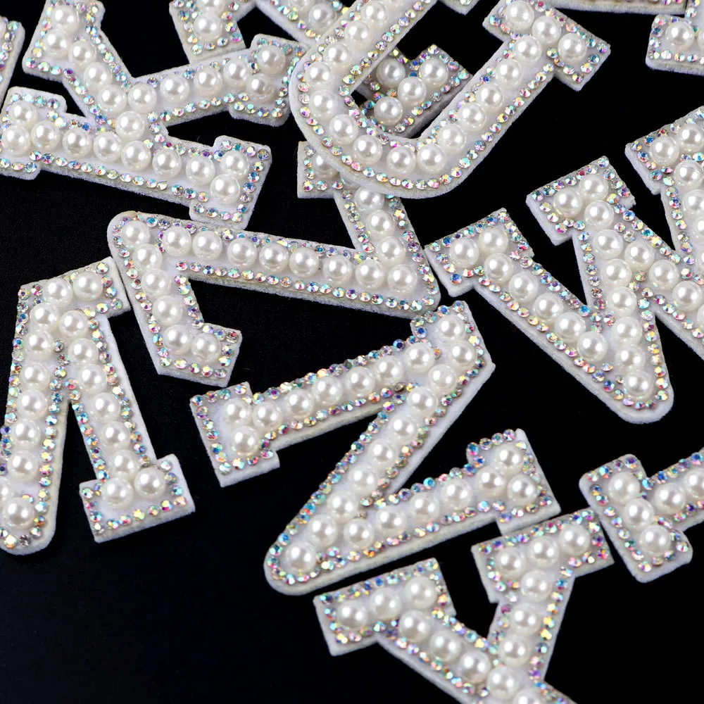 Letras inglesas Imitation Pearl Rhinestone costura à mão, pano de remendo pressionado a quente, saco de roupas colado, decoração DIY artesanal, 26 letras