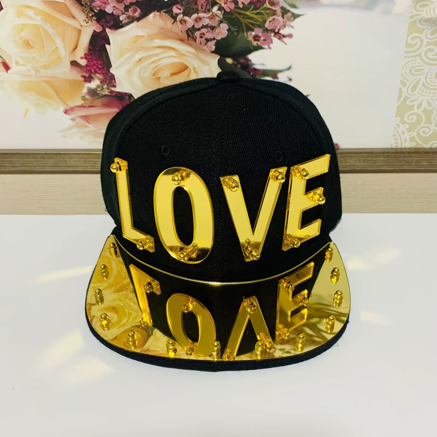 Cappello hip-hop con lettera personalizzata AMORE di strada europea e americana, decorazione a specchio, fatto a mano, per l'industria pesante, prestazioni rock