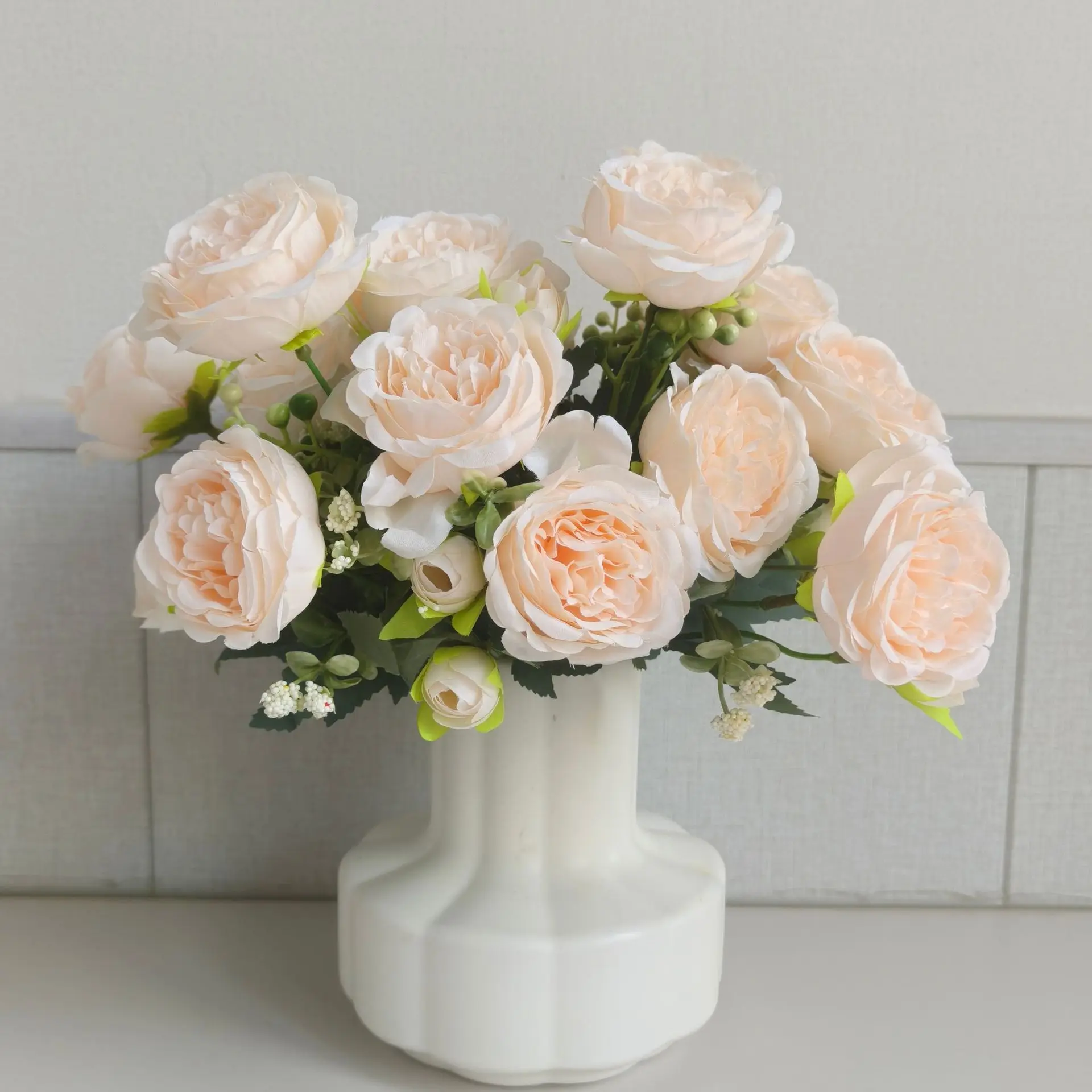 

New high-simulation plastic rose artificial flowers for home decoration, wedding decoration, photography props and ornaments