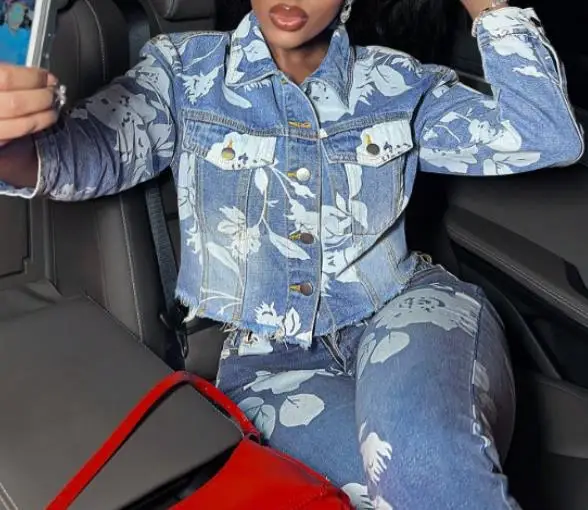 

Осенняя новая тенденция с цветочным принтом, короткая стильная джинсовая куртка с начесом по краям для женщин, элегантная и персонализированная универсальная джинсовая куртка