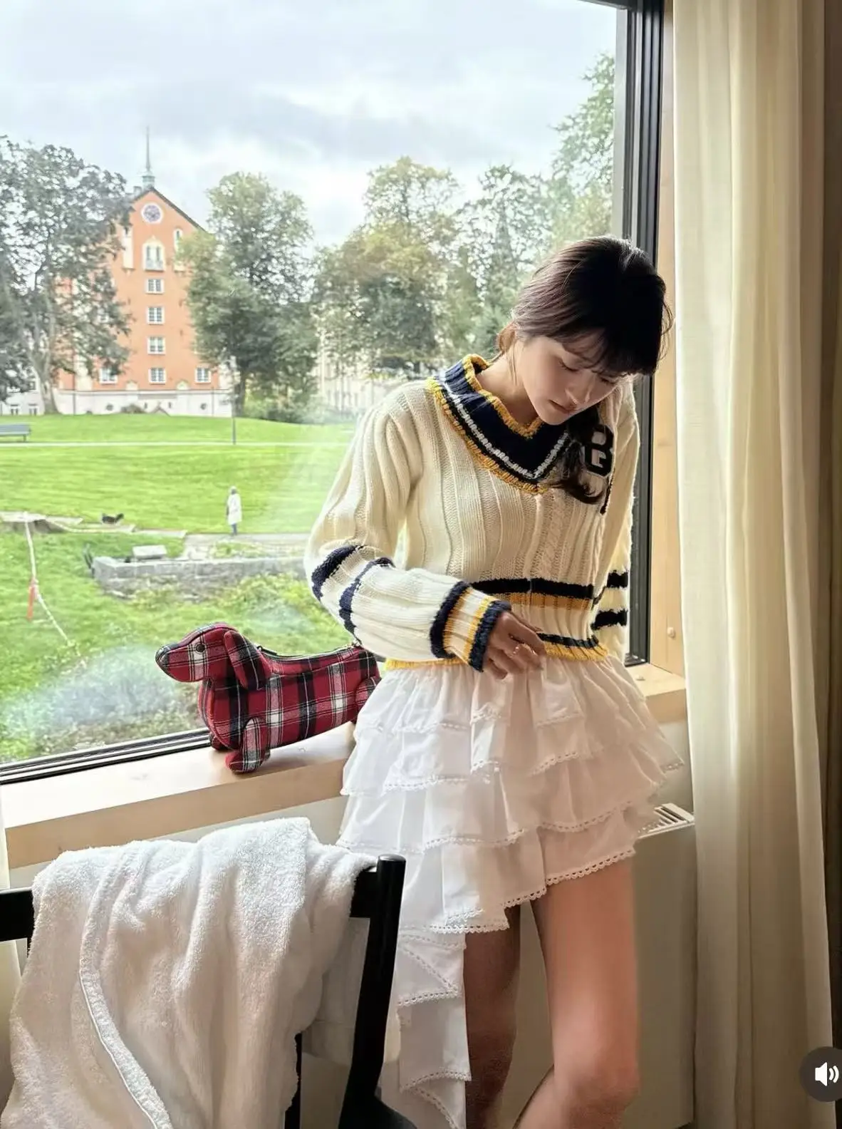 تنورة قصيرة غير منتظمة على الطراز الياباني لعام 2025 لربيع وخريف المرأة بخصر مطاطي من الدانتيل تنورة كعكة على شكل حرف v سترة يومية للسيدات