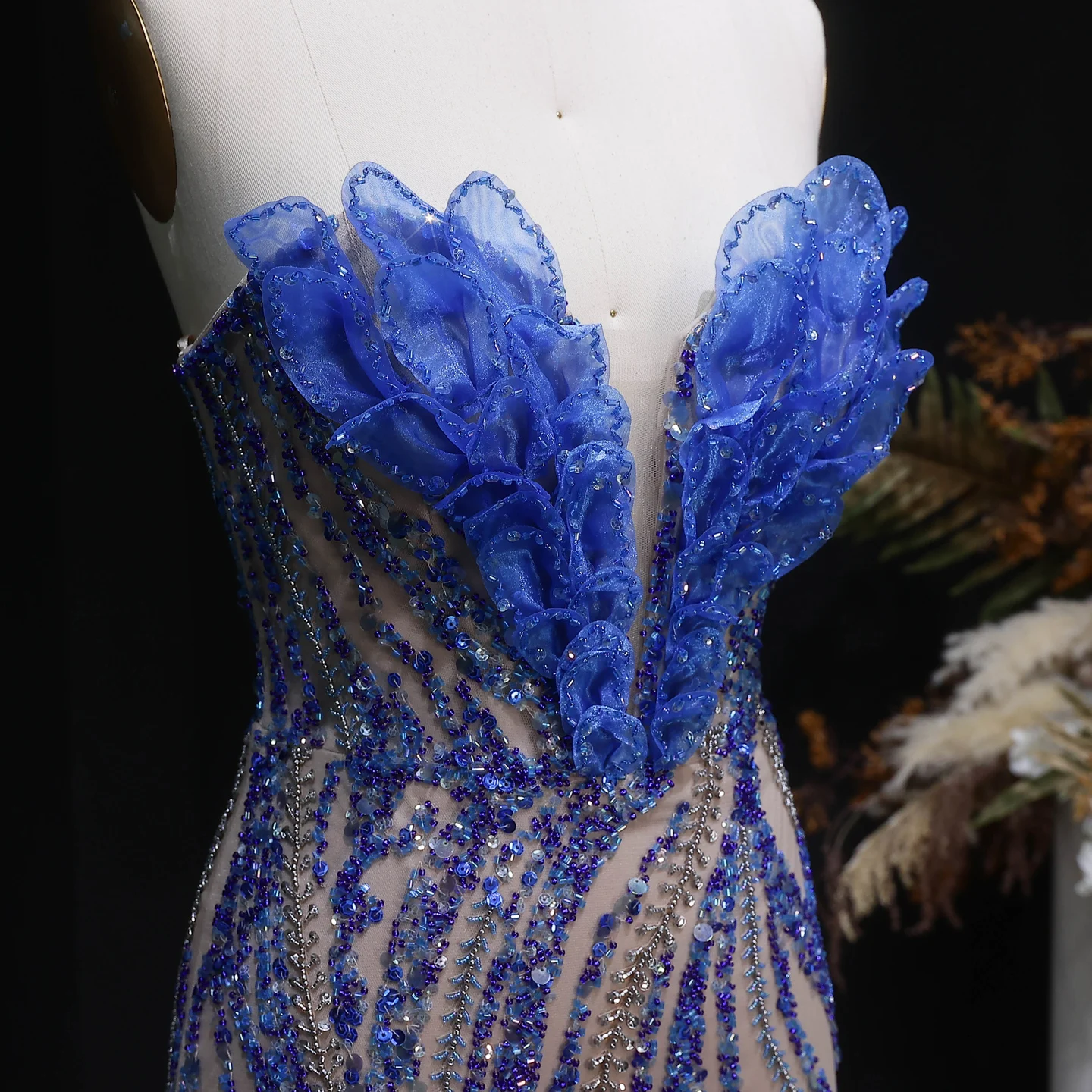 Sharon Said Luxuriöses trägerloses Abendkleid in Karamellfarbe, stark perlenbestickt mit hohem Seitenschlitz, formelle Partykleider für Damen SS133 Maßanfertigung – Detail 12