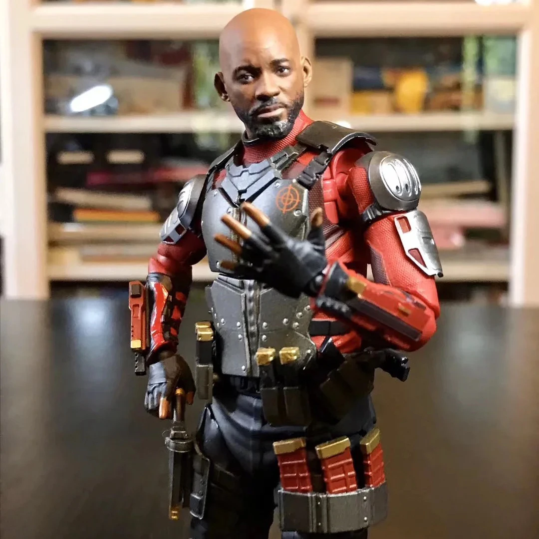 Suicide Squad Deadshot Action Figure da collezione Will SHF Modello decorativo pratico per ufficio per kit garage, giocattoli e hobby