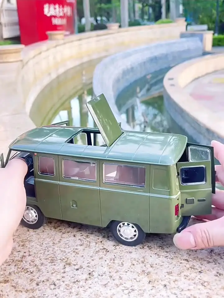1:18 Russian UAZ-452 Toys Cars Alloy Diecast Model Wheel Pull Back