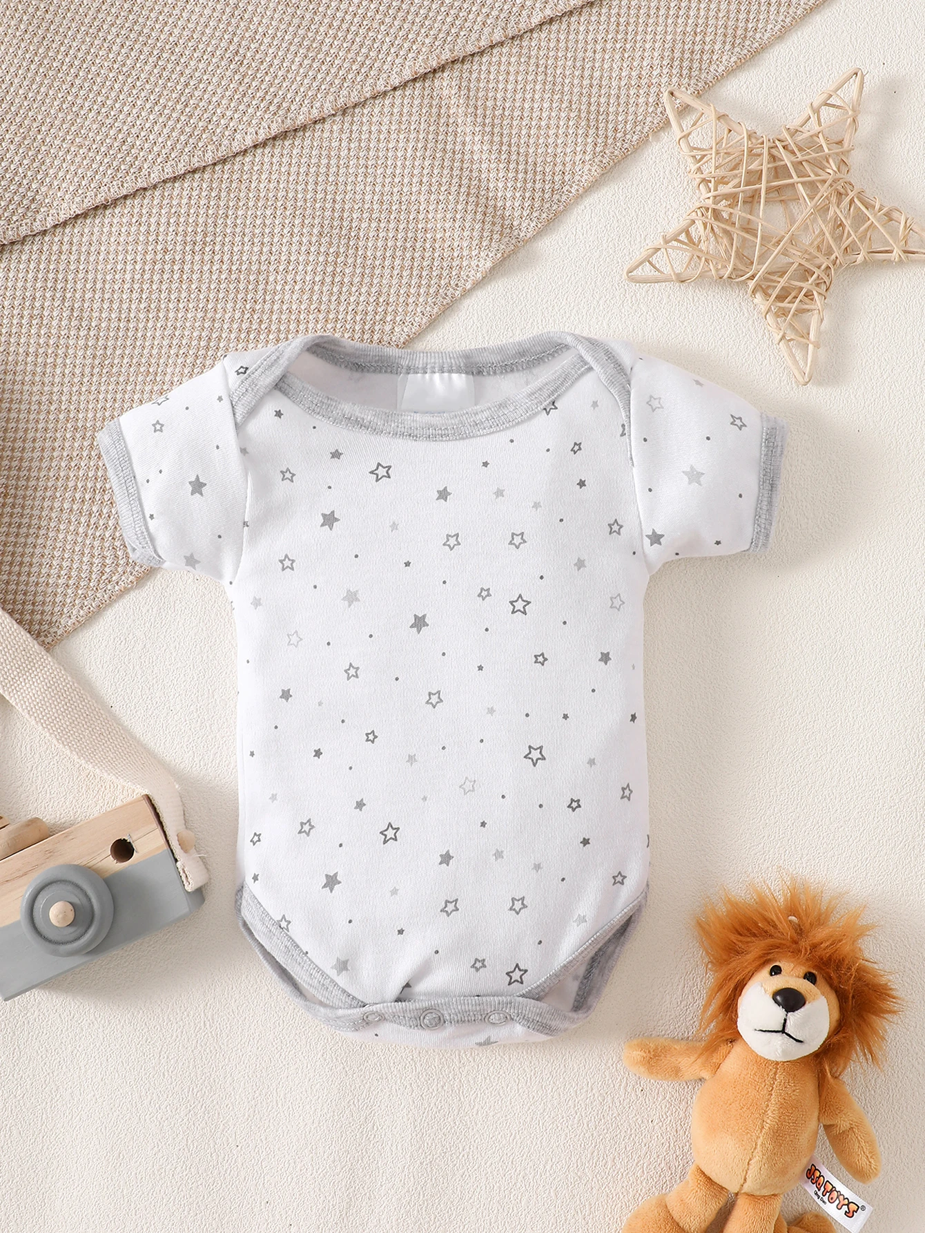 8-teiliges Neugeborenen-Strampler-Set | 100% Baumwolle, weich und atmungsaktiv | Graues Cartoon-Stern-Design | Für Babys von 0-9 Monaten – Detail 7