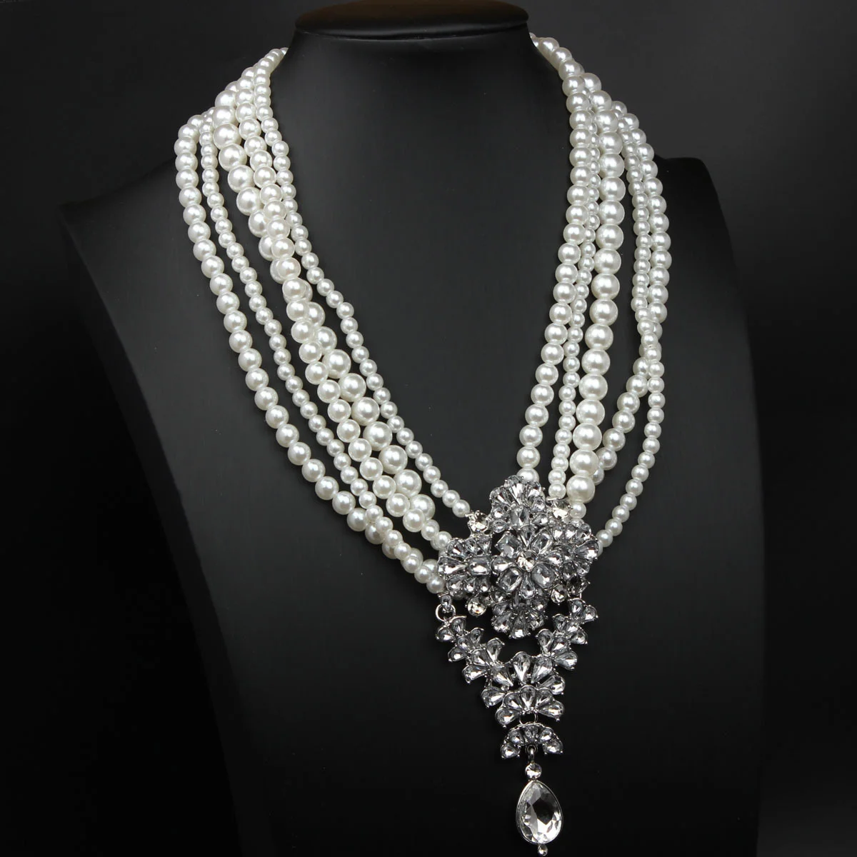 

Multi-layered pearl crystal gemstone drop pendant short collar necklace - Exaggerated and fashionable women's accessory