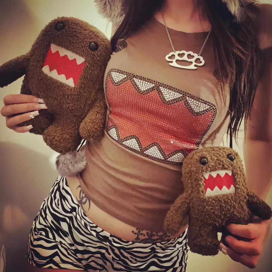 Ropa de calle informal Kawaii Domo Kun con diamantes de imitación de dibujos animados de los años 2000, camiseta sencilla de manga corta con cuello redondo y ajuste de rutina diaria