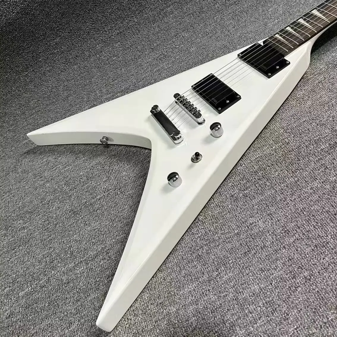 

Горячая распродажа: Электрогитара с корпусом из красного дерева, грифом из палисандра, белого цвета