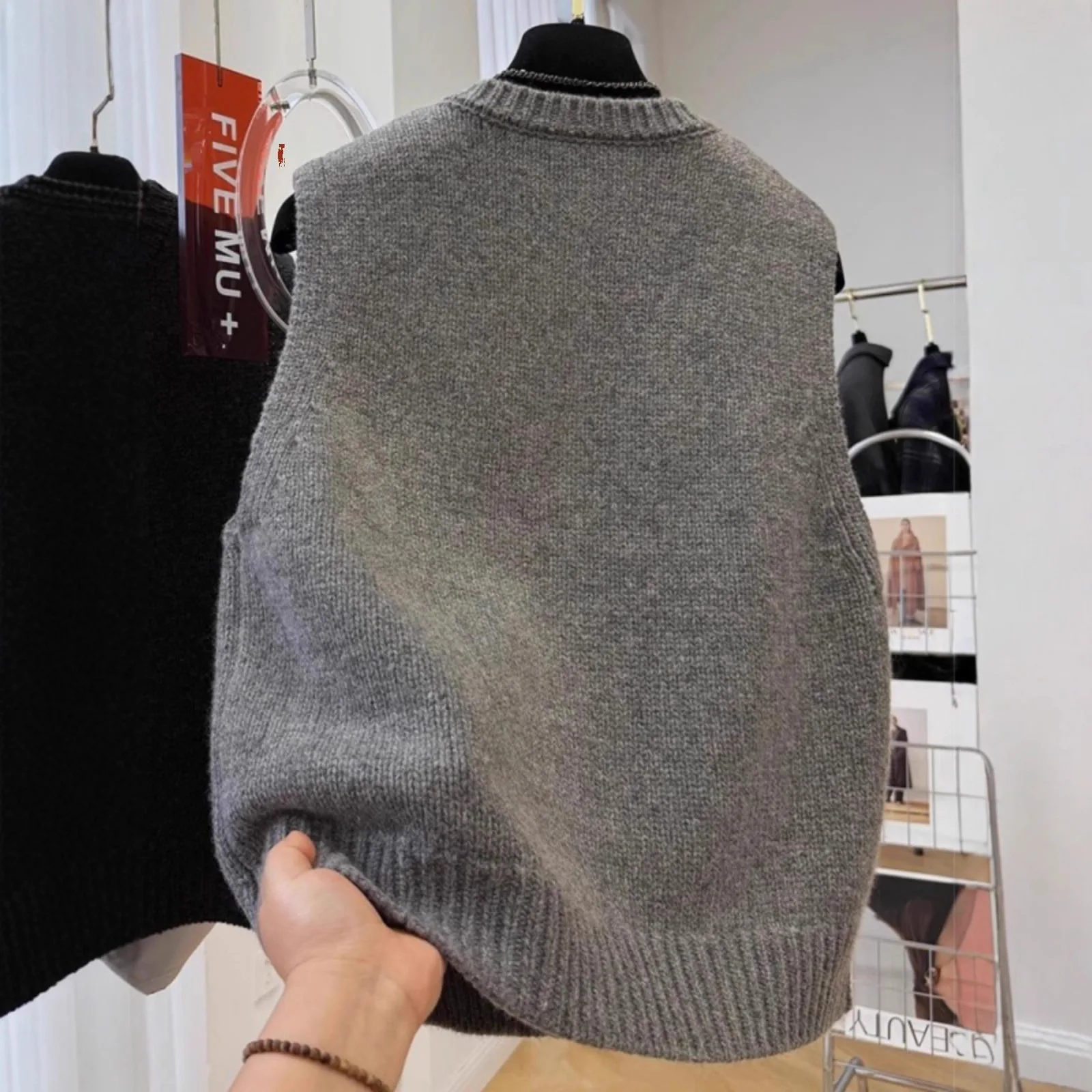 Fashion Spring and Autumn New Women's Knitted Vest Cardigan Stacked Sweater Sleeveless Top Waistcoat Ladies Buttons Jacket