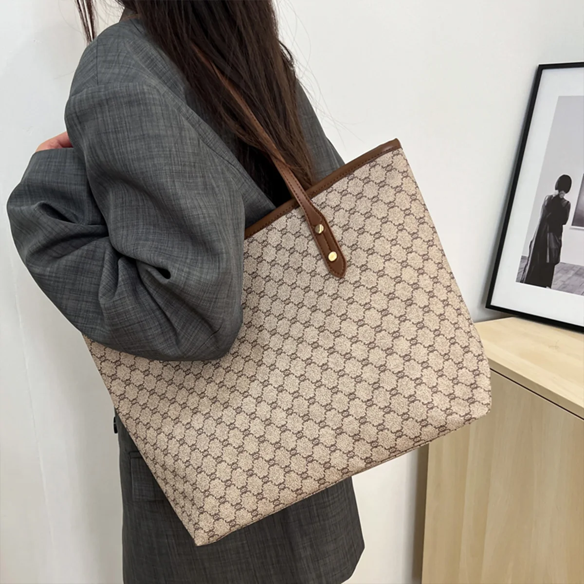 Luxuriöse Vintage Damen Schultertasche mit Monogramm-Print und Nieten, PU-Leder Handtasche mit Großer Kapazität und Reißverschluss für den Arbeitsweg – Detail 5