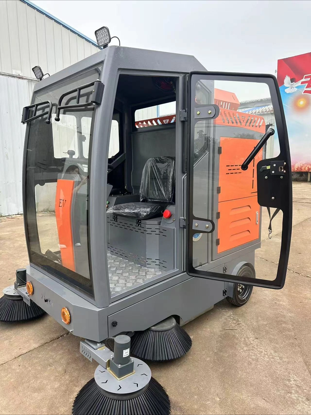 Ride-On Sweeper Machine Fully Enclosed Cabin Electric Road Sweeping Vehicle Industrial Floor Cleaner Plaza s