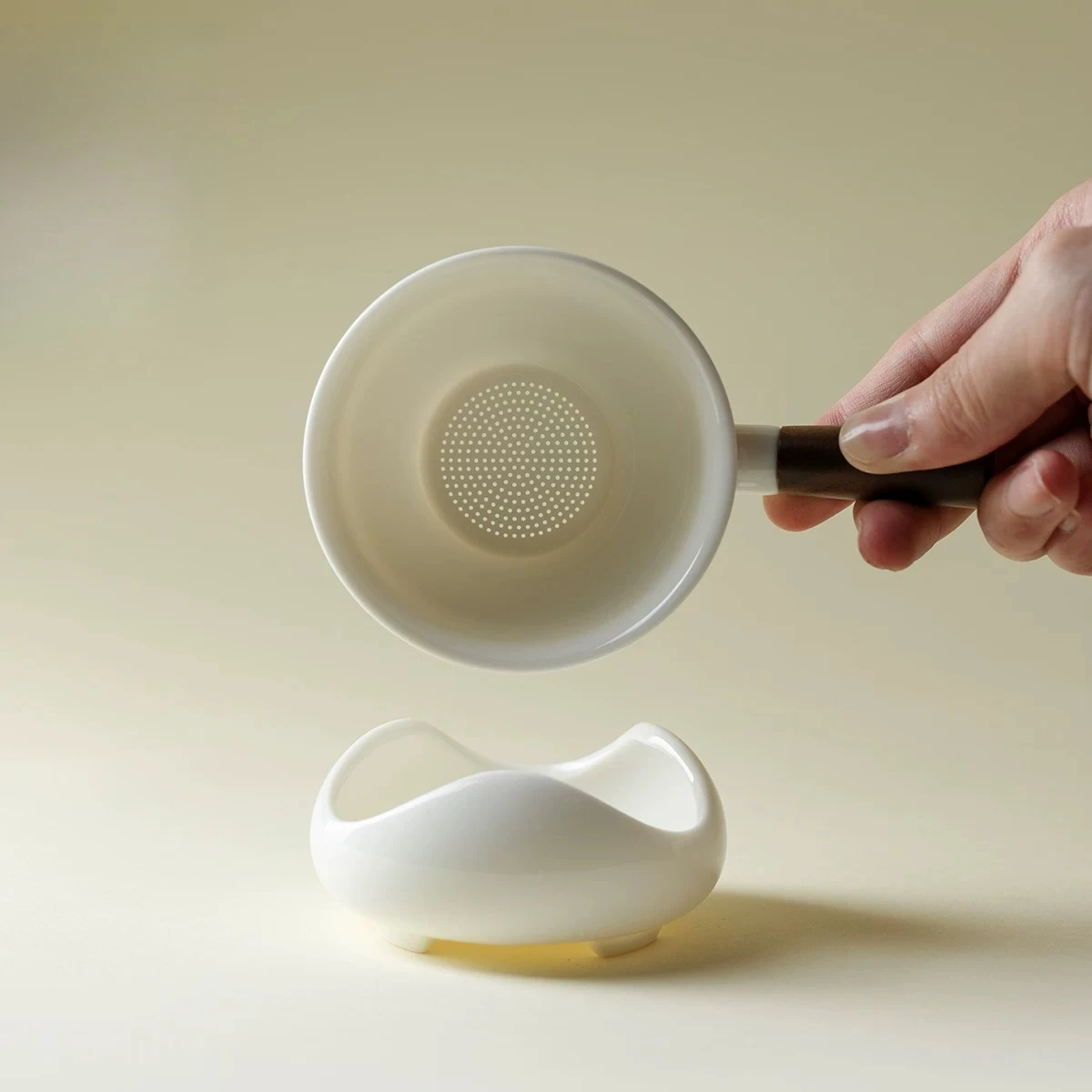 High-end suet jade porcelain tea leak tea filter thousand-hole filter screen with wooden handle tea set accessories