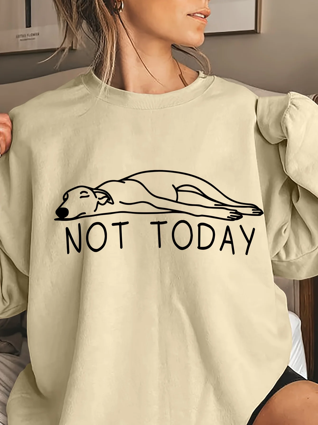 بلوفر نسائي غير رسمي موديل 2025 مطبوع عليه اليوم بأكمام طويلة ورقبة دائرية ومناسب عادي لخريف وشتاء بقلنسوة