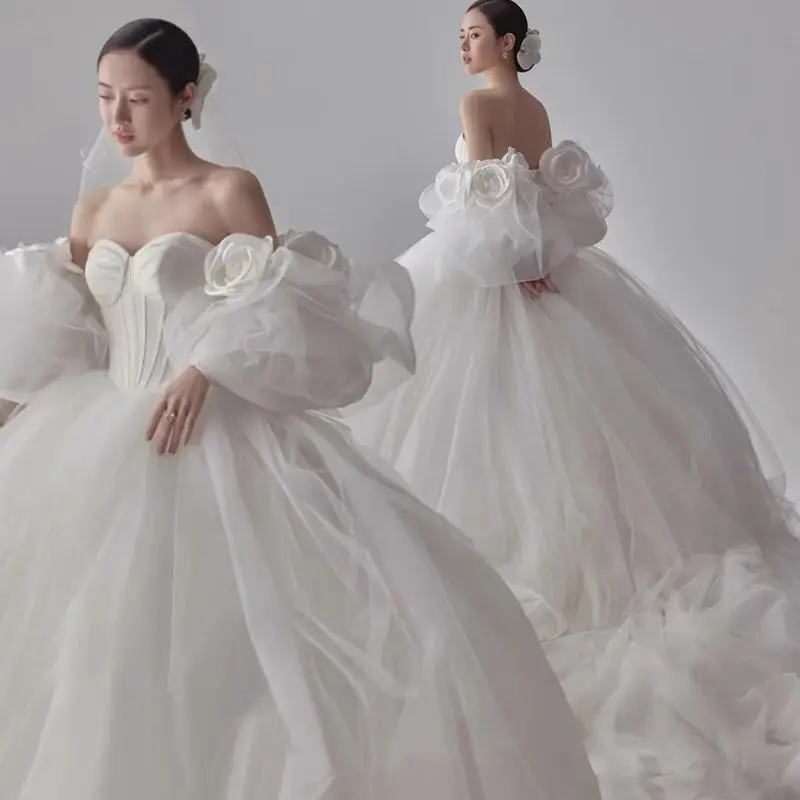 

White Wedding Dress with Puffy Sleeves And Large Train Korean Style Luxury Photography Studio New Arrival for Exhibitions