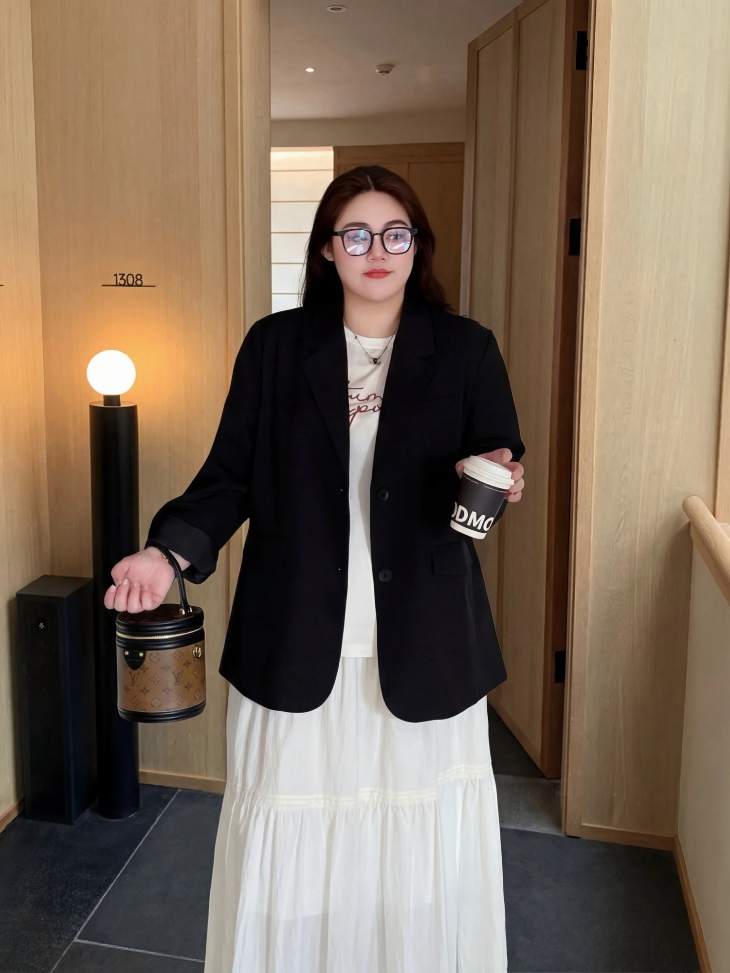 

Элегантный повседневный тонкий пиджак для женщин больших размеров, весенняя новинка, с отложным воротником, струящийся, комфортный, из полиэфирного волокна