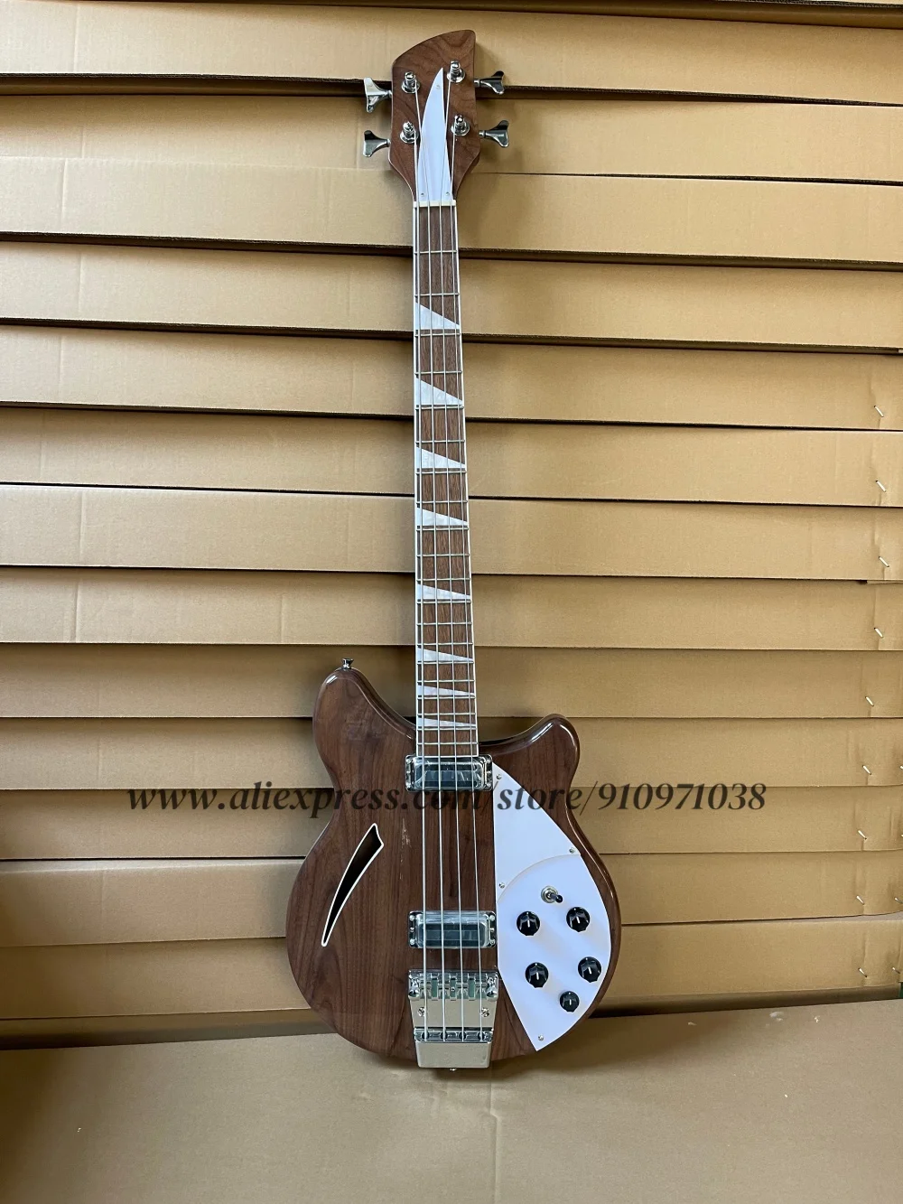 

4-string bass, semi hollow bass, walnut body, walnut neck, fixed bridge, short string distance bass, chrome hardware