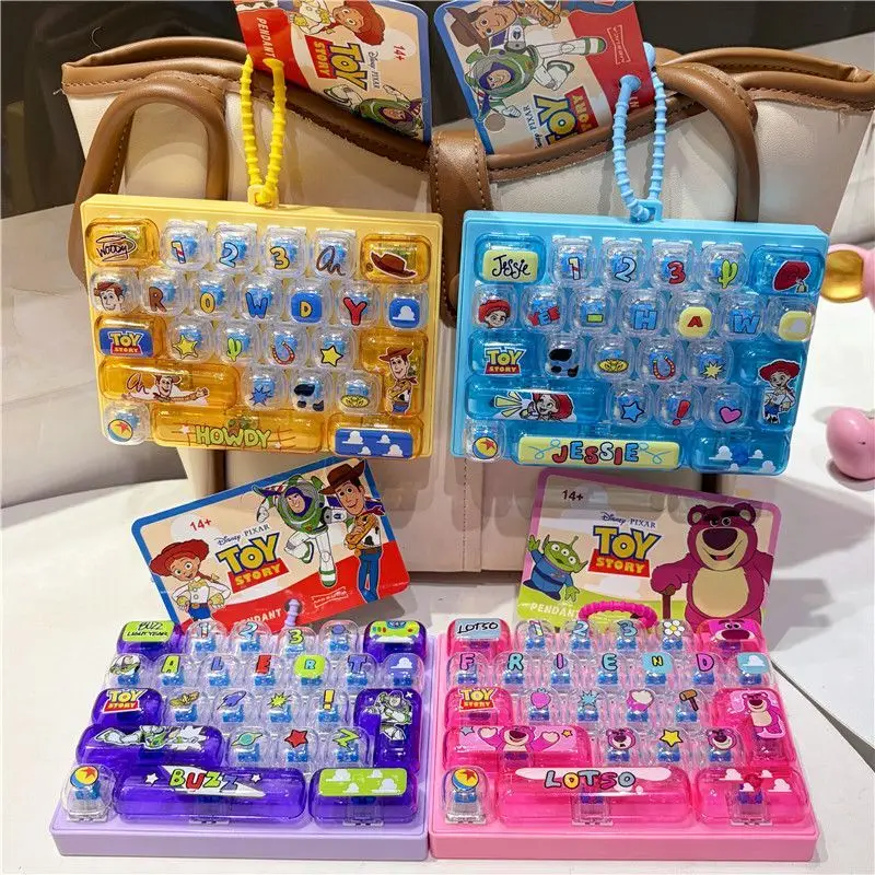 Chaveiro de Teclado Fofo com Tema de Brinquedo, 26 Teclas, Pingente Refinado para Mochila Escolar, Figura de Anime Cosplay