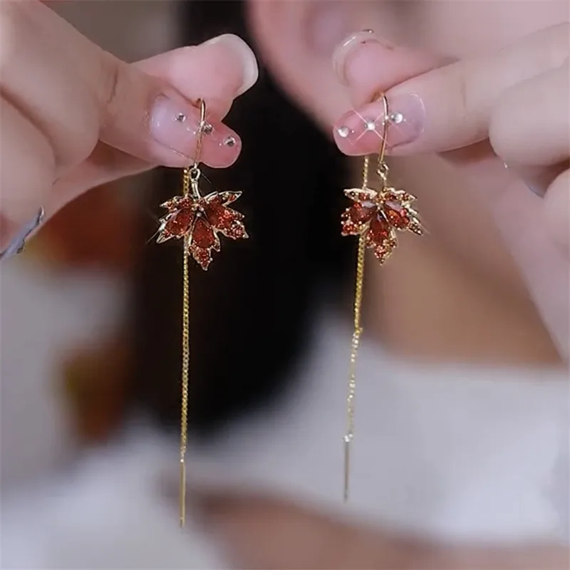 Exquisite rote Strass Zirkon Ahornblatt Ohrstecker für Frauen Vintage Persönlichkeit Kristall Ohrring Herbst Winter Charm Schmuck – Detail 6