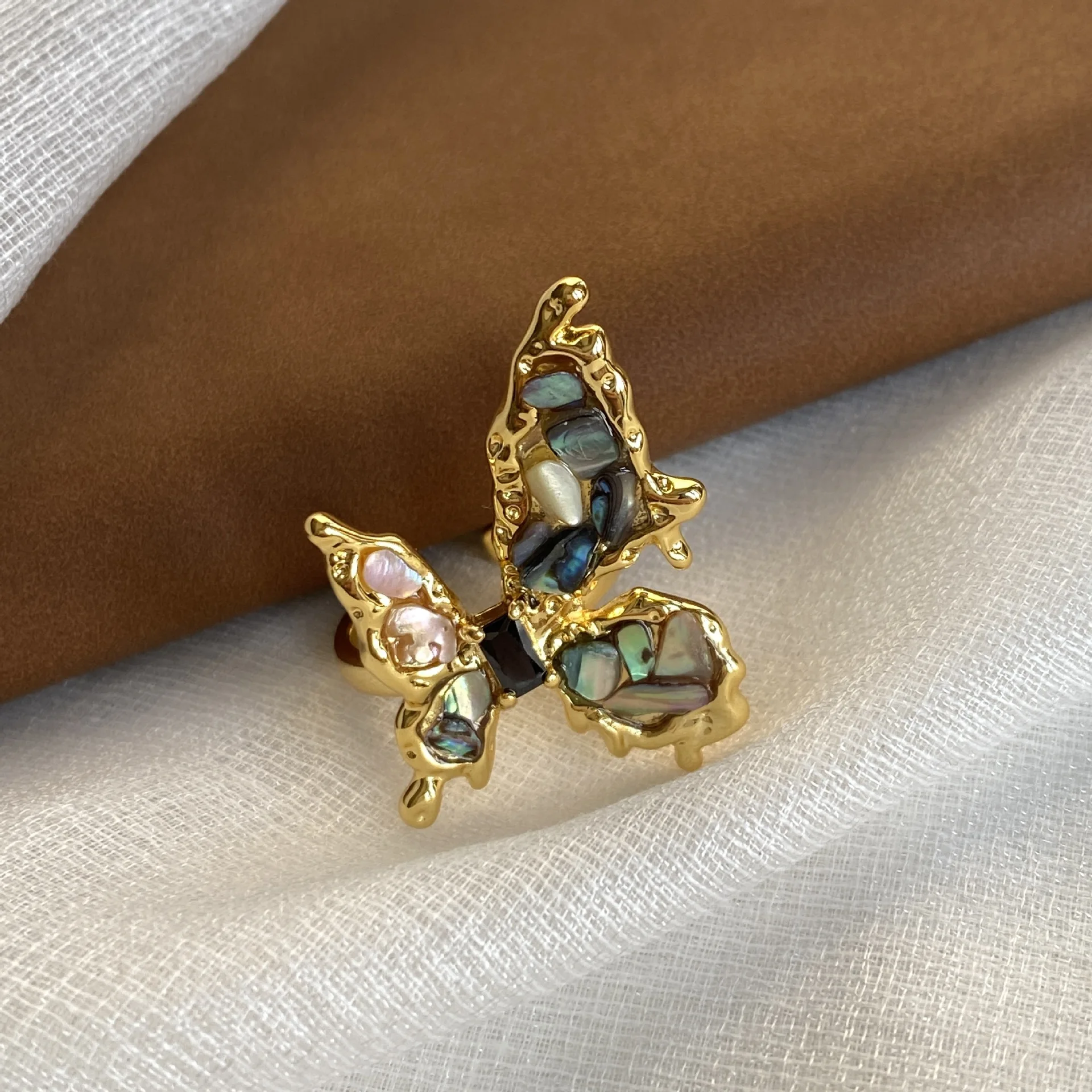 

Metal Inlaid Natural Colored Shell Butterfly Ring, Women's French Style Romantic And Fashionable Light Luxury High-end Ring