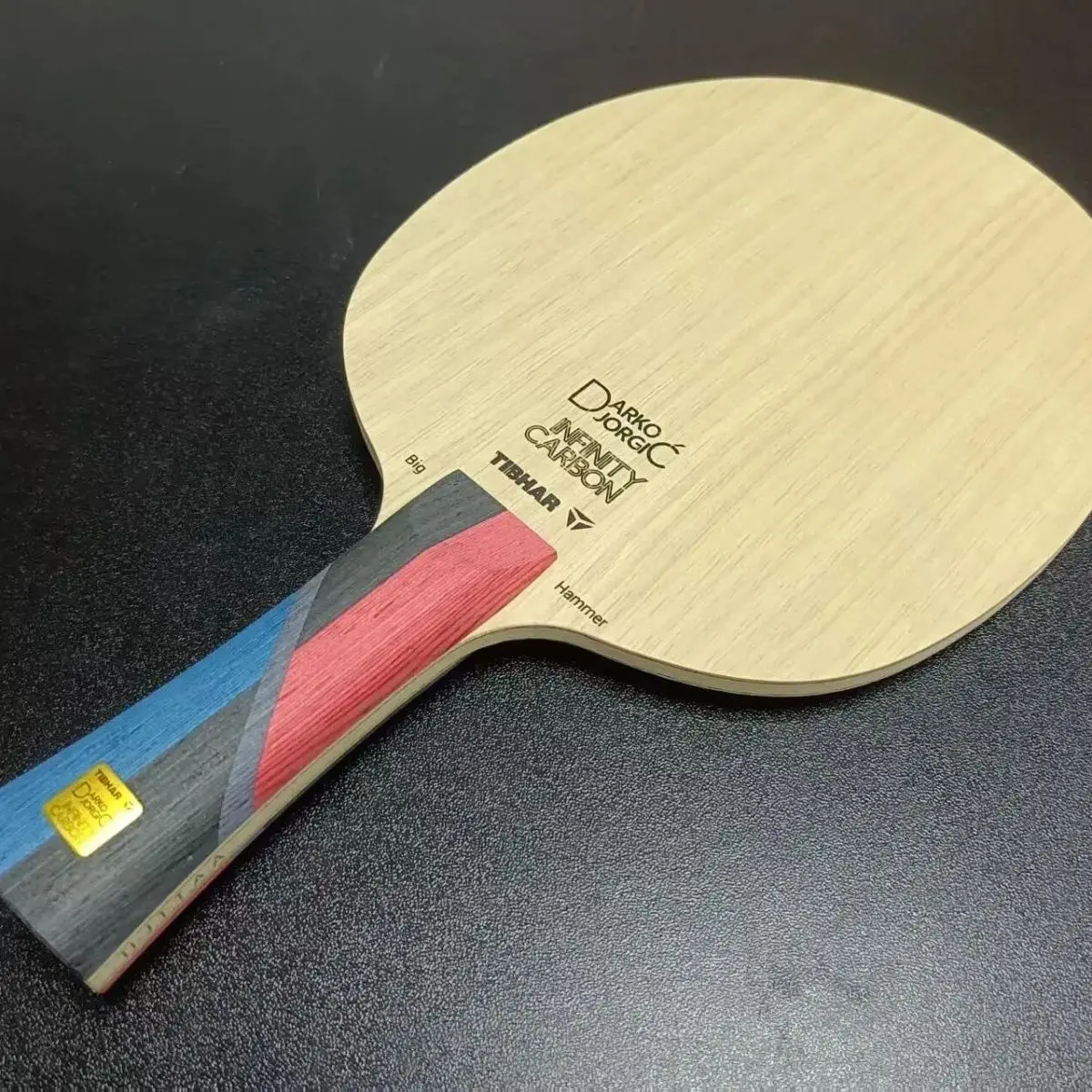 TIBHAR Darko Gold tafeltennisbat, tweezijdig, met een combinatie van verschillende materialen: binnenkant van koolstofvezel voor de voorkant, buitenkant van koolstofvezel voor de achterkant.