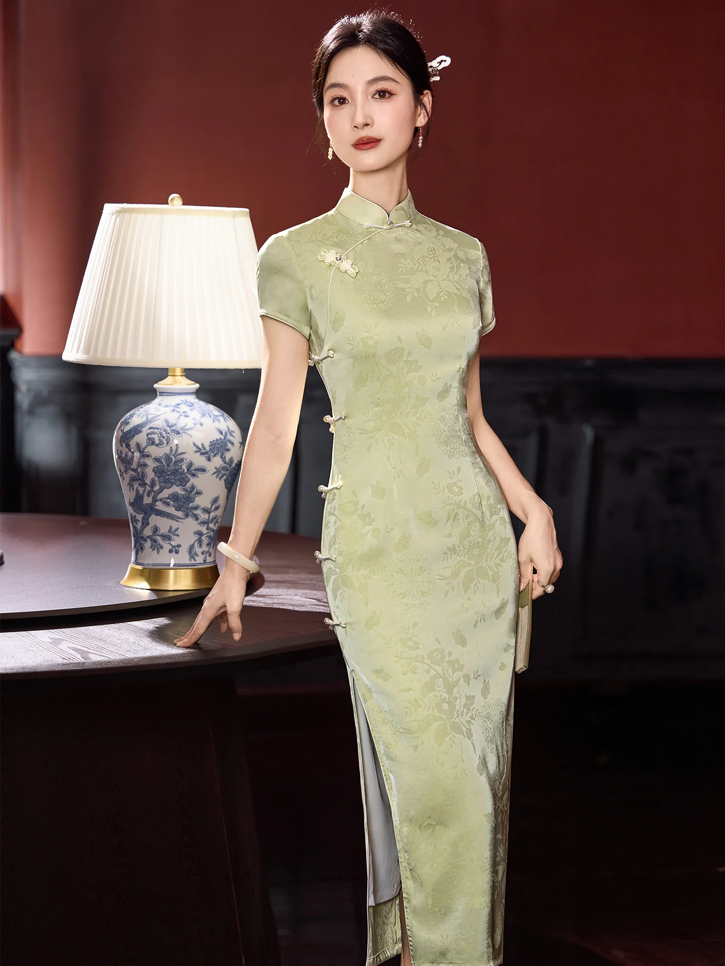 

Новая версия Qipao для женщин: обновленная классика для повседневной носки, элегантный стиль для мам, высококачественная одежда для ежедневной носки.