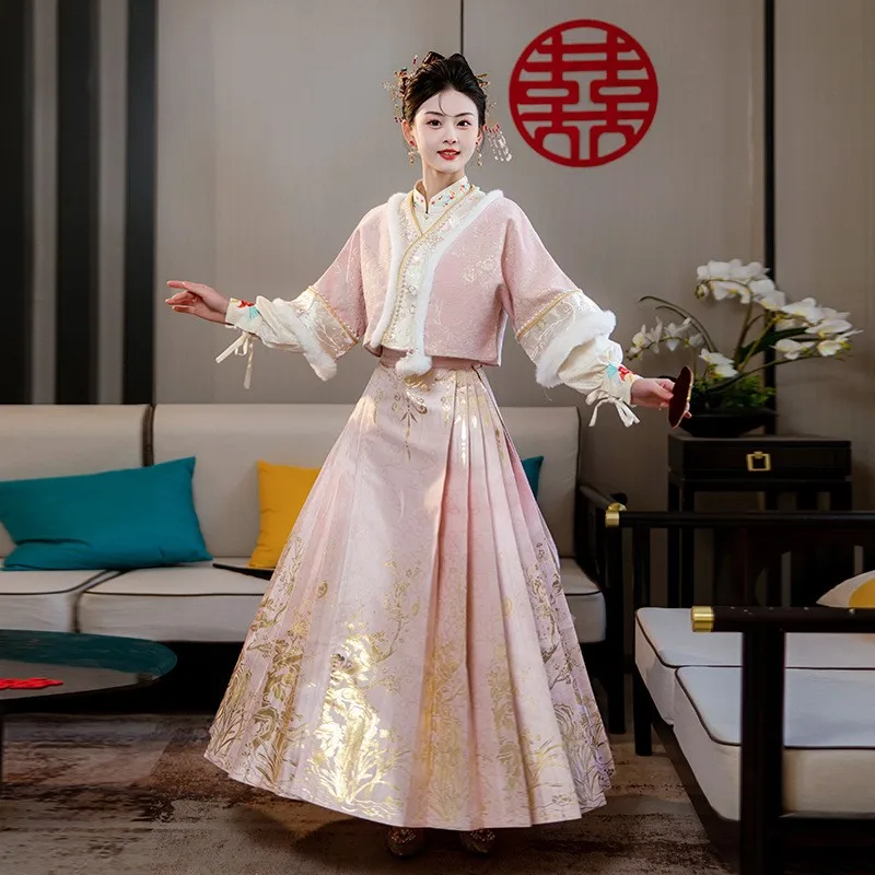 

A new Chinese-style pink dress set with youthful appearance for toasting