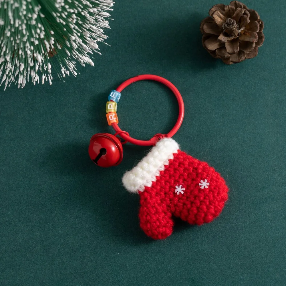 Exquisite handgefertigte Weihnachts-Strickanhänger mit Glöckchen, weicher Weihnachts-Taschenanhänger, Mini-Garn-Weihnachtsanhänger für Freunde – Detail 8